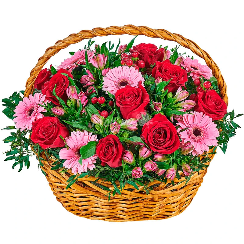 Цветы в корзине с розами